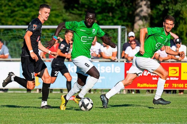 Alieu Sarr (am Ball) und die DJK Donau...en die Konkurrenz aufschlieen lassen.  | Foto: Wolfgang Scheu