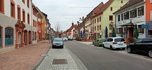 Das Kenzinger Rathaus (links im Bild) bekommt eine mobile Notstromversorgung.  | Foto: Martin Wendel