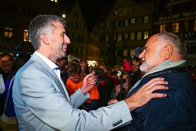 Boris Palmer (links) und Rezzo Schlauch nach Palmers Wiederwahl im Oktober 2022  | Foto: Bernd Weibrod (dpa)