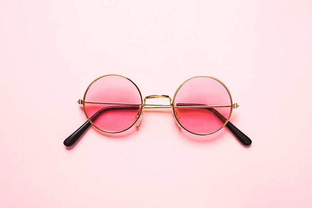 Die rosarote Brille: Ein Schwarm kann ...en als der Partner oder die Partnerin.  | Foto: Rawf8  (stock.adobe.com)
