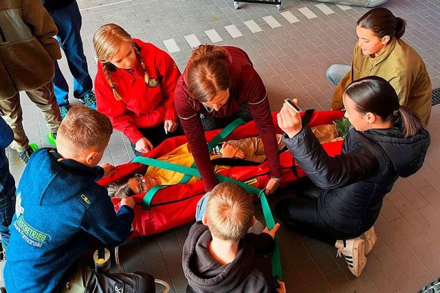 Alle packen mit an bei der bung mit der Gebirgstrage.  | Foto: Sarah Trinler