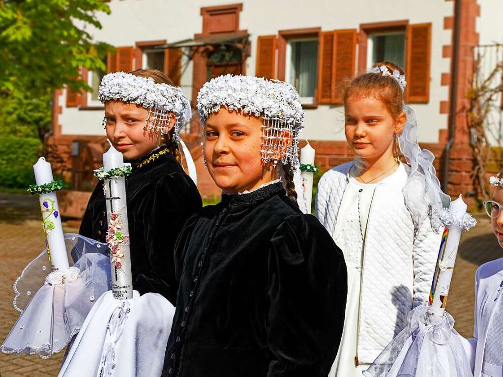 16 Mdchen und Jungen zogen in Glottertal zu den Klngen der Trachtenkapelle in die St. Blasiuskirche ein und feierten mit Pfarrer Franz Reiser ihre Erstkommunion.