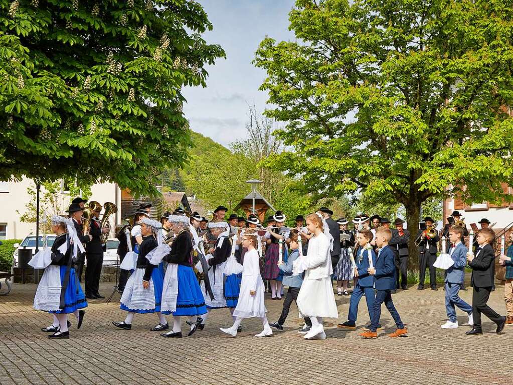 16 Mdchen und Jungen zogen in Glottertal zu den Klngen der Trachtenkapelle in die St. Blasiuskirche ein und feierten mit Pfarrer Franz Reiser ihre Erstkommunion.