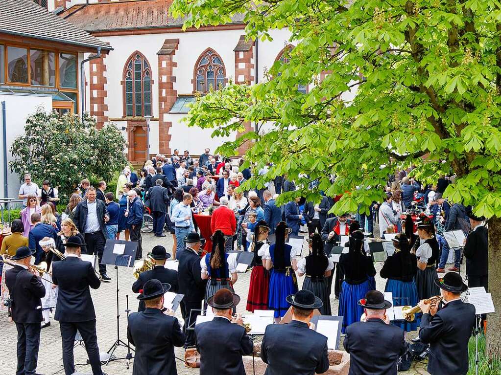 16 Mdchen und Jungen zogen in Glottertal zu den Klngen der Trachtenkapelle in die St. Blasiuskirche ein und feierten mit Pfarrer Franz Reiser ihre Erstkommunion.