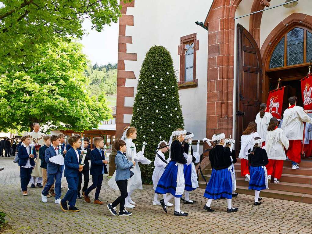 16 Mdchen und Jungen zogen in Glottertal zu den Klngen der Trachtenkapelle in die St. Blasiuskirche ein und feierten mit Pfarrer Franz Reiser ihre Erstkommunion.