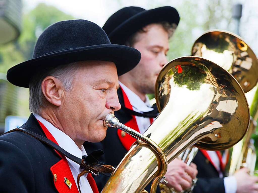 16 Mdchen und Jungen zogen in Glottertal zu den Klngen der Trachtenkapelle in die St. Blasiuskirche ein und feierten mit Pfarrer Franz Reiser ihre Erstkommunion.