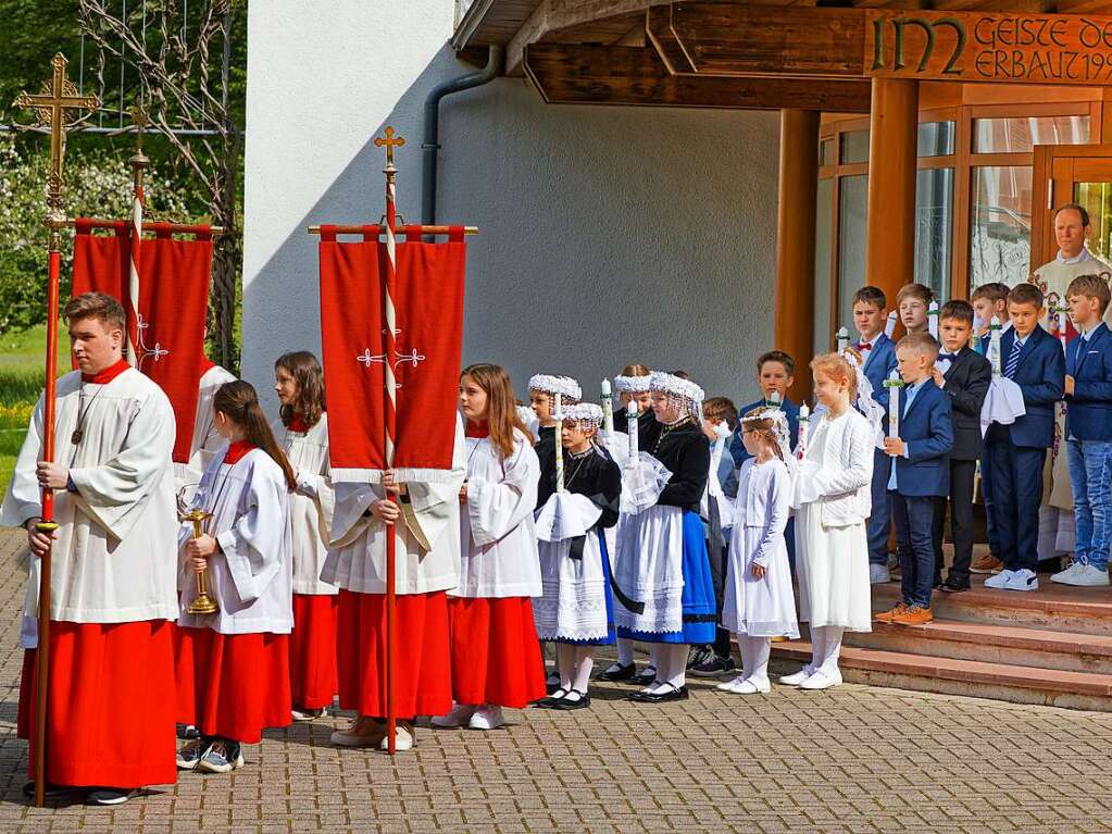 16 Mdchen und Jungen zogen in Glottertal zu den Klngen der Trachtenkapelle in die St. Blasiuskirche ein und feierten mit Pfarrer Franz Reiser ihre Erstkommunion.