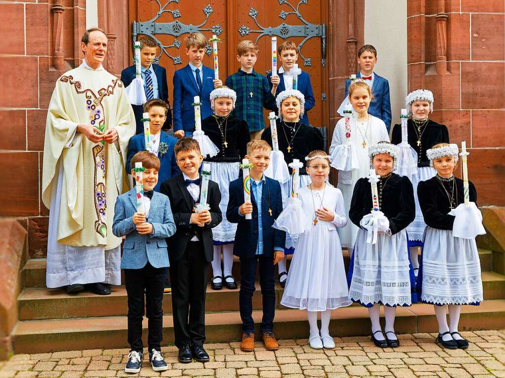 16 Mdchen und Jungen zogen in Glottertal zu den Klngen der Trachtenkapelle in die St. Blasiuskirche ein und feierten mit Pfarrer Franz Reiser ihre Erstkommunion.