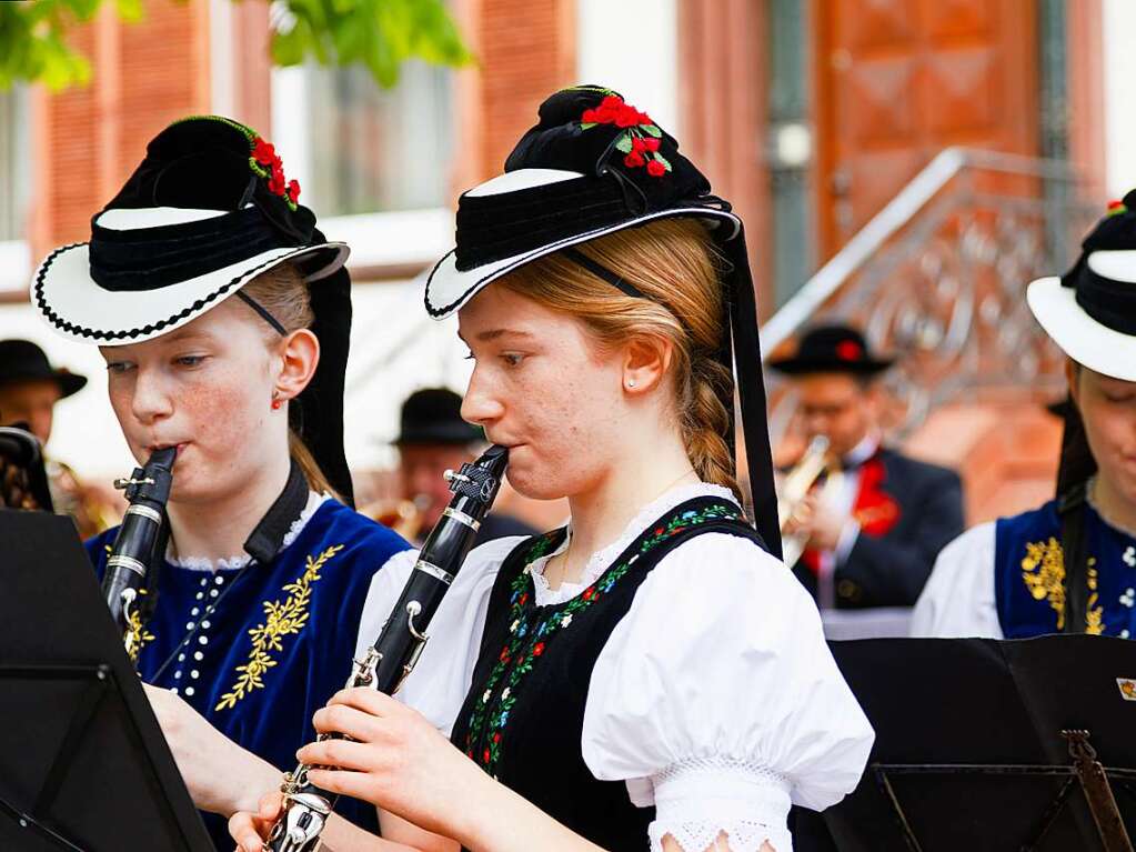 16 Mdchen und Jungen zogen in Glottertal zu den Klngen der Trachtenkapelle in die St. Blasiuskirche ein und feierten mit Pfarrer Franz Reiser ihre Erstkommunion.