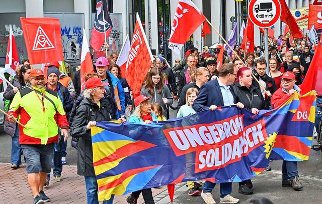 Der Tag hatte mit einer Demo des DGB durch den Sthlinger behonnen.  | Foto: Michael Bamberger