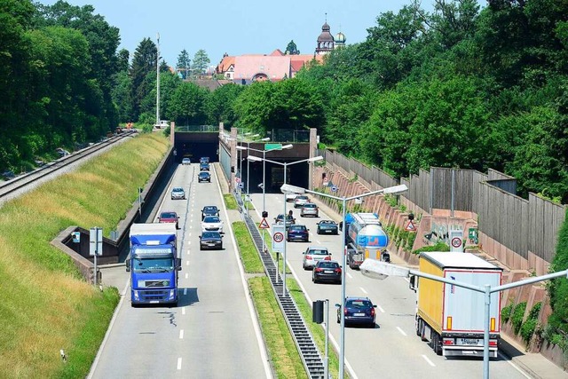 Die B31 ist eine wichtige Ost-West-Ach...ahn und unter die Erde verlegt werden.  | Foto: Ingo Schneider