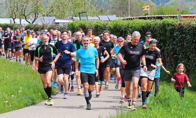 Bestens gelaunte Luferinnen und Lufe...1; hier kommen sie bei Fahrnau vorbei.  | Foto: Ralph Lacher