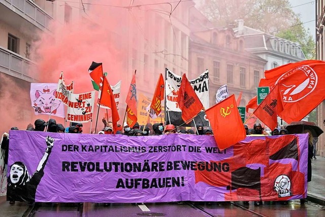 Antikapitalistische Demonstranten halt...iner Demonstration zum Tag der Arbeit.  | Foto: Georgios Kefalas (dpa)