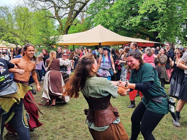 Ausgelassene Stimmung herrschte vor de...ielleute im Bad Sckinger Schlosspark.  | Foto: Sebastian Ridder