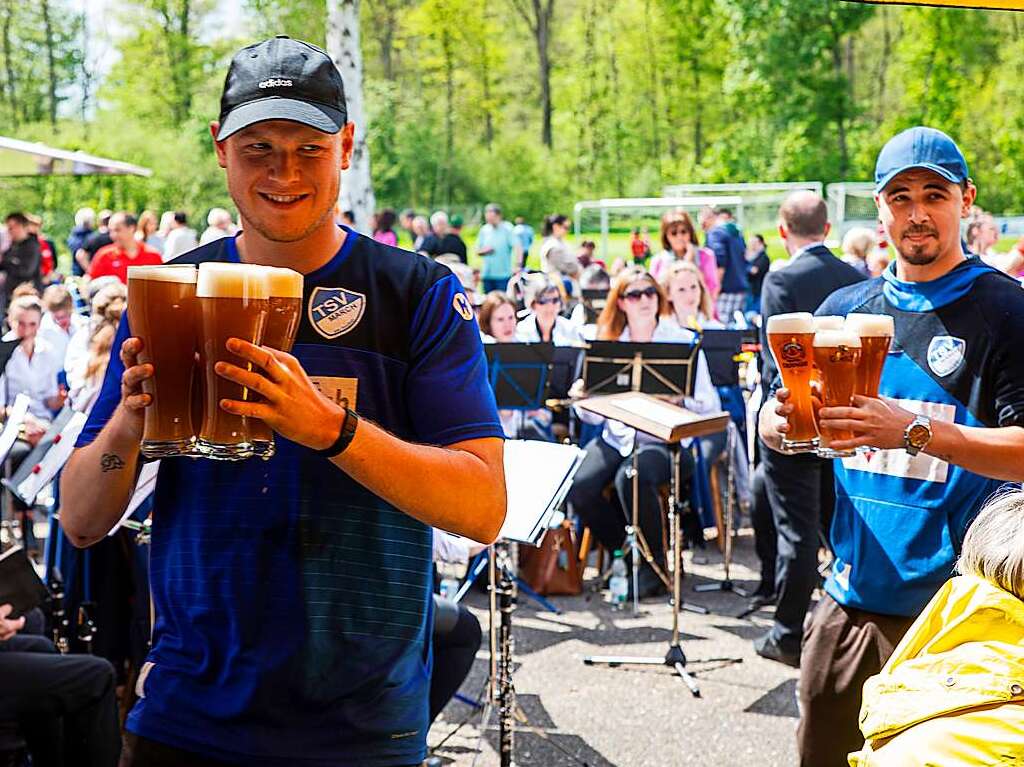 Viele Menschen kamen zum Hock am ersten Mai nach March-Neuershausen. Es gab Musik, zu Essen und zu Trinken.