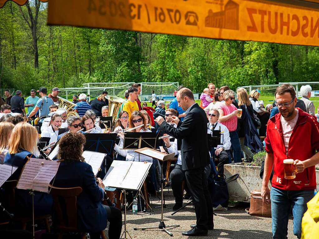 Viele Menschen kamen zum Hock am ersten Mai nach March-Neuershausen. Es gab Musik, zu Essen und zu Trinken.