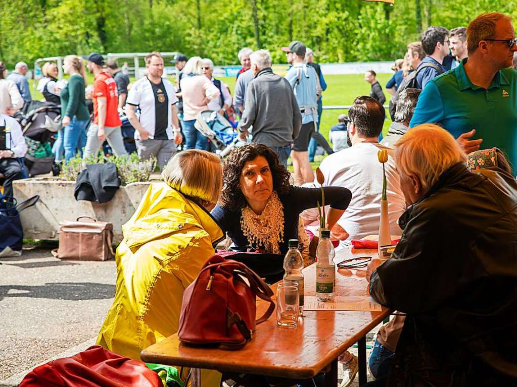 Viele Menschen kamen zum Hock am ersten Mai nach March-Neuershausen. Es gab Musik, zu Essen und zu Trinken.