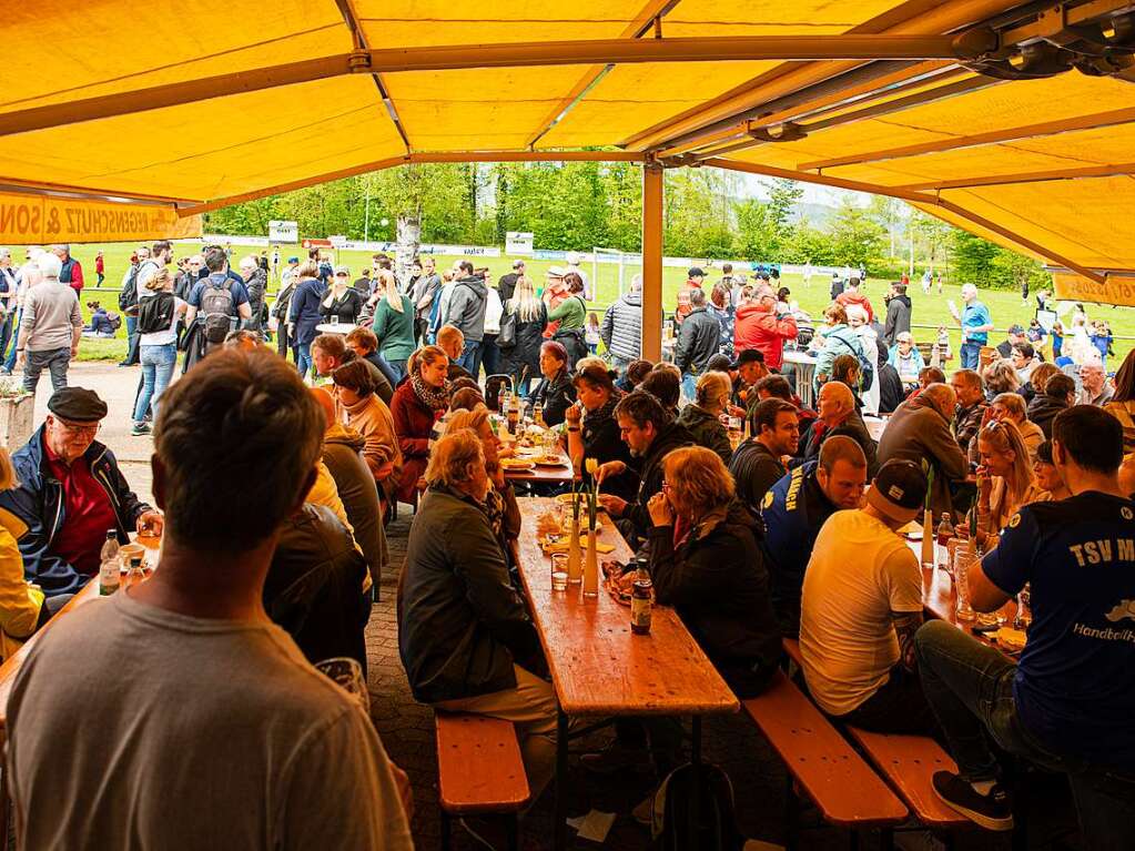 Viele Menschen kamen zum Hock am ersten Mai nach March-Neuershausen. Es gab Musik, zu Essen und zu Trinken.