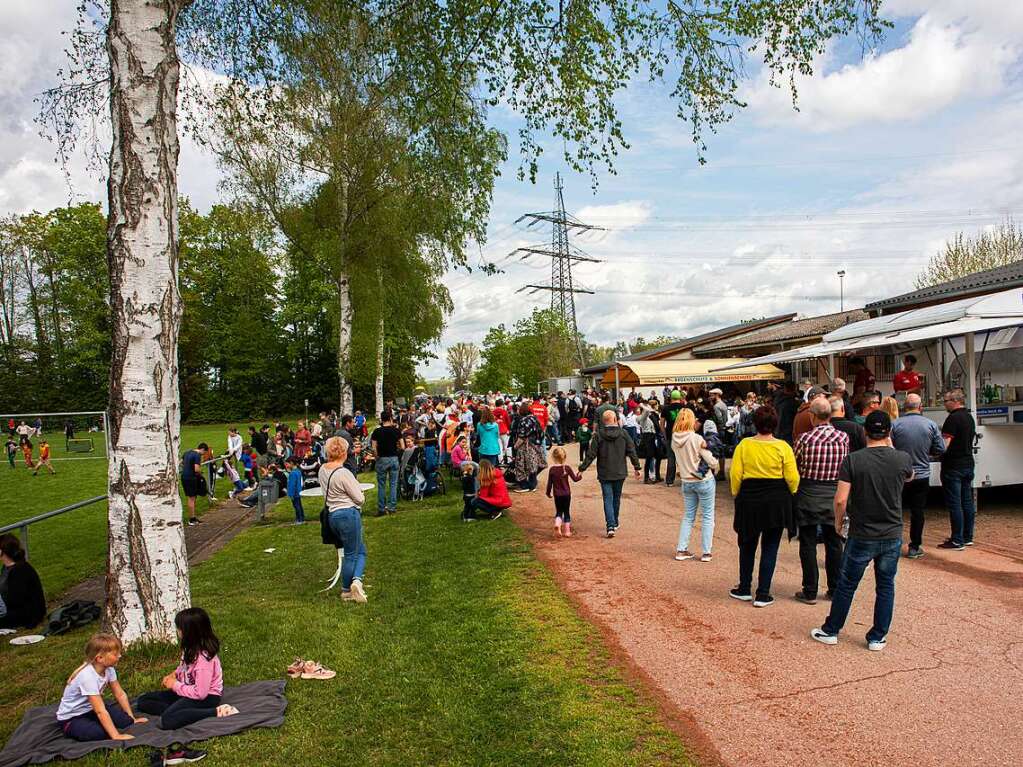 Viele Menschen kamen zum Hock am ersten Mai nach March-Neuershausen. Es gab Musik, zu Essen und zu Trinken.