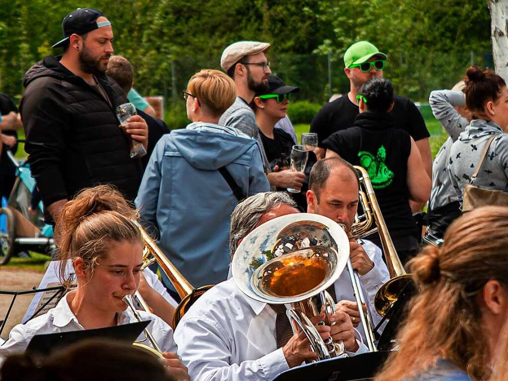 Viele Menschen kamen zum Hock am ersten Mai nach March-Neuershausen. Es gab Musik, zu Essen und zu Trinken.