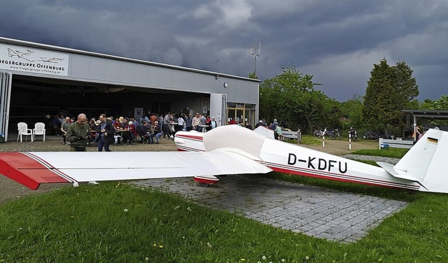 Gegen die kurze Regenperiode bot der Flugzeughangar guten Schutz.  | Foto: Ralf Burgmaier