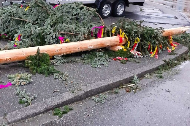 Die Polizei zog den zerstrten Maibaum von der Strae auf den Gehweg.  | Foto: Marylne Glatter