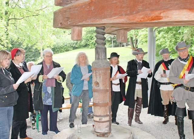 Unterem groen Dach der Trotte hatte s...t, rechts die Freischrler aus Wyhlen.  | Foto: Rolf Reimann