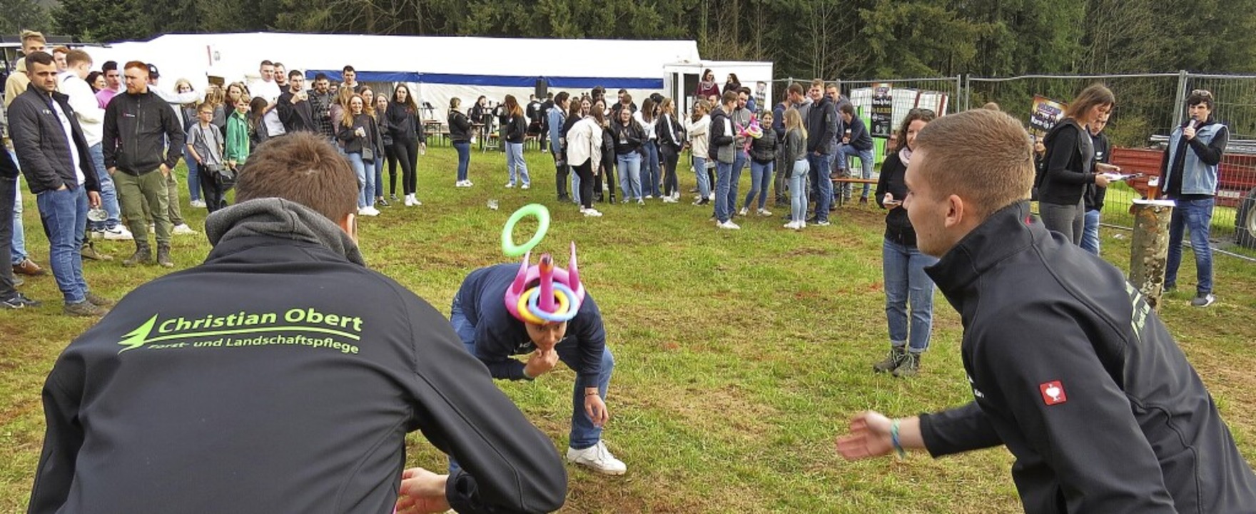 Hoch her ging es bei den Bergdorfgames...ge ber einen Flamingokopf zu werfen.   | Foto: Roland Fischer