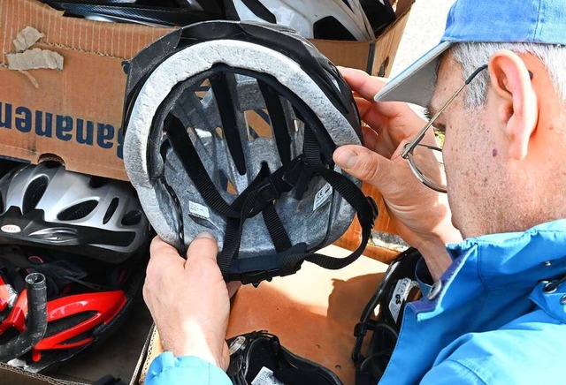 Mit prfendem Blick: Ein Radmarkt-Besucher inspiziert einen Helm.  | Foto: Markus Zimmermann