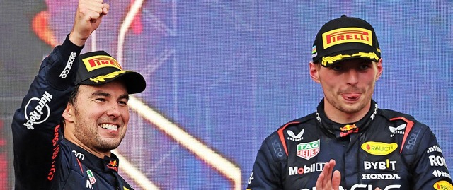 Sergio Perez (links) kann  aktuell etw...jubeln als Weltmeister Max Verstappen.  | Foto: GIUSEPPE CACACE (AFP)