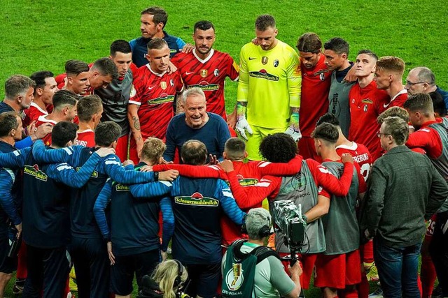 Der SC Freiburg vor der Verlngerung i... Kbler vor der Revanche des Finales.  | Foto: Soeren Stache (dpa)