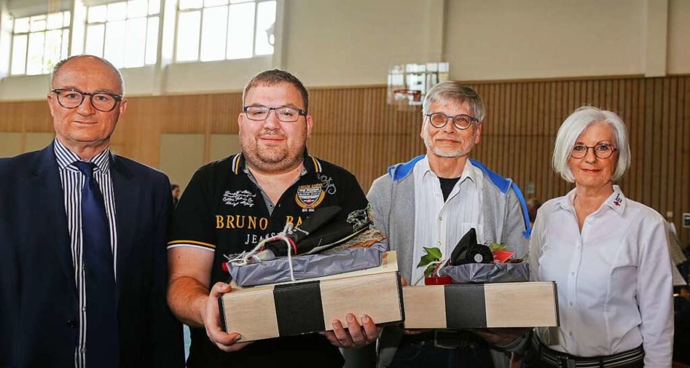 Brgermeister Dietmar Benz (von links)...ern: Dominik Volk und  Tobias Wacker .  | Foto: Sandra Decoux