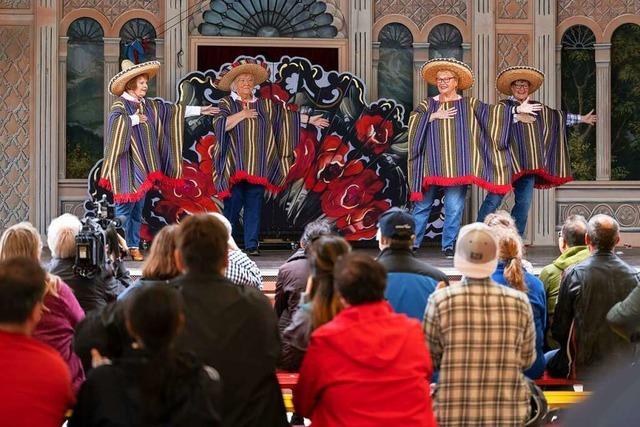 Umstrittene Sombrero-Seniorinnen bekommen bei Auftritt im Europa-Park viel Applaus