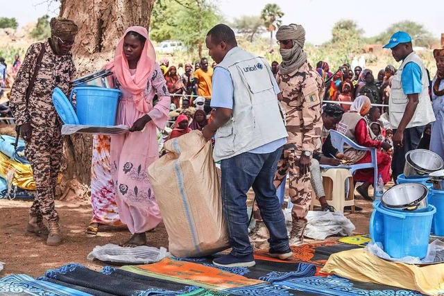 Zahlreiche Flchtlinge aus dem Sudan s..., wo  sie von der UNO versorgt werden.  | Foto: GUEIPEUR DENIS SASSOU (AFP)