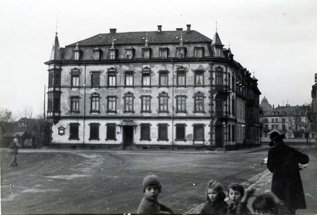 Das einstige Hotel Pelikan an der Humm..., die damals noch höher war als heute.  | Foto: Stadtarchiv Freiburg M70S_202_26 Nr.186