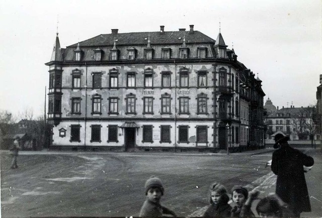 Das einstige Hotel Pelikan an der Humm..., die damals noch hher war als heute.  | Foto: Stadtarchiv Freiburg M70S_202_26 Nr.186