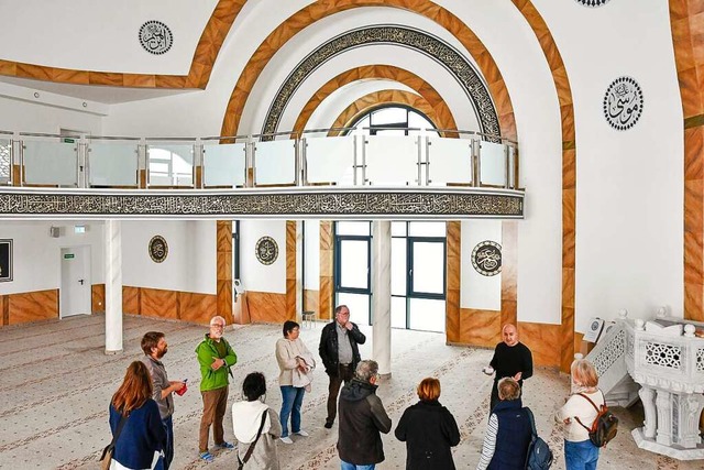 Zum 40. Geburtstag des Vereins fhrt I...ne Gruppe Besucher durch die Moschee.   | Foto: Endrik Baublies