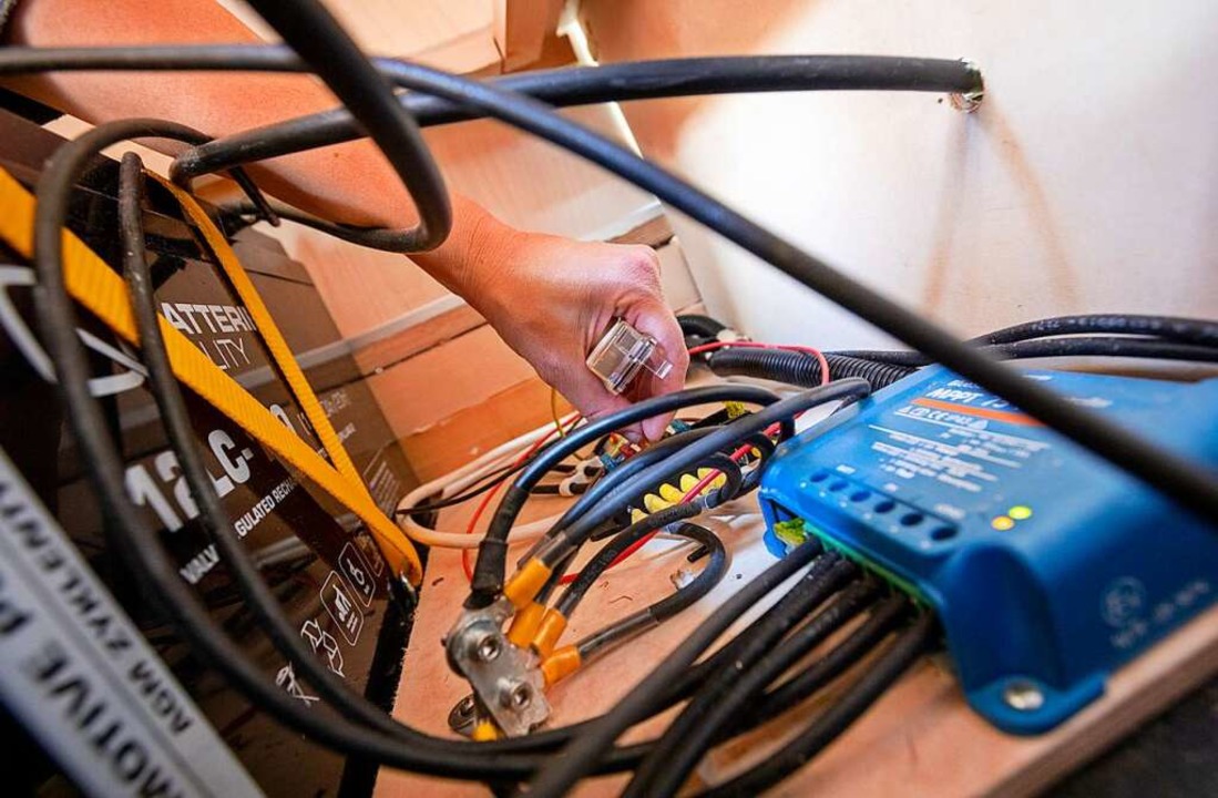 Arbeiten in Eigenregie: Am besten spre...ine fachmnnische Elektroinstallation.  | Foto: Florian Schuh (dpa)