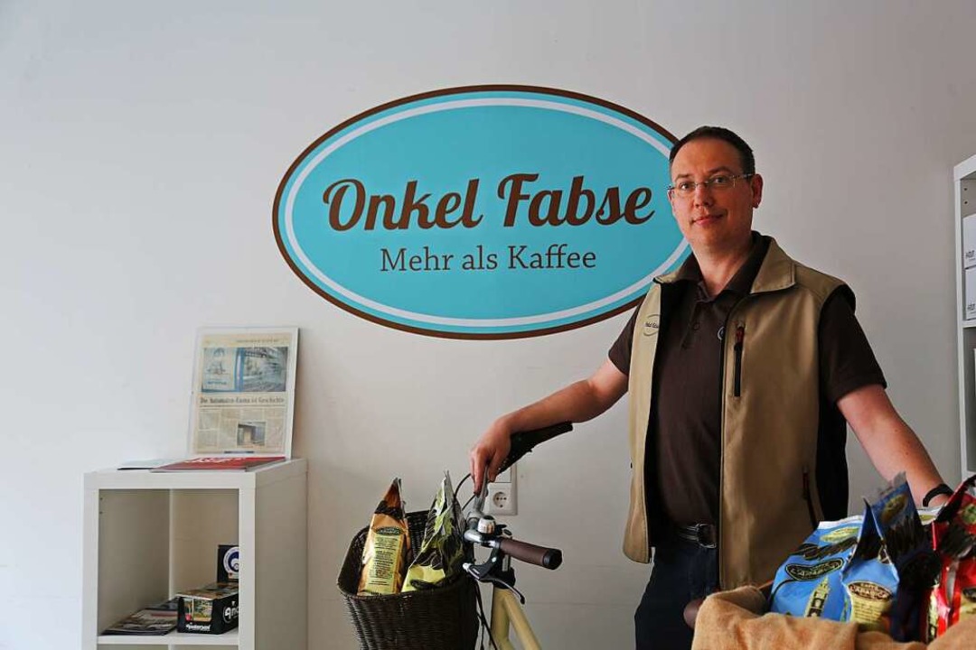 Fabian Kunkel, auch Onkel Fabse genann... und Kaffeeautomaten-Reinigungsmittel.  | Foto: Christina Rehm