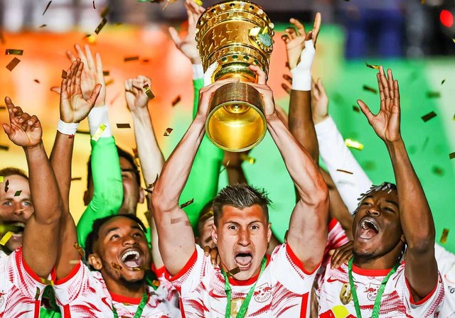 Pokalsieger 2022: der RB Leipzig. Die ...beln nach dem Spiel mit dem DFB-Pokal.  | Foto: Jan Woitas (dpa)