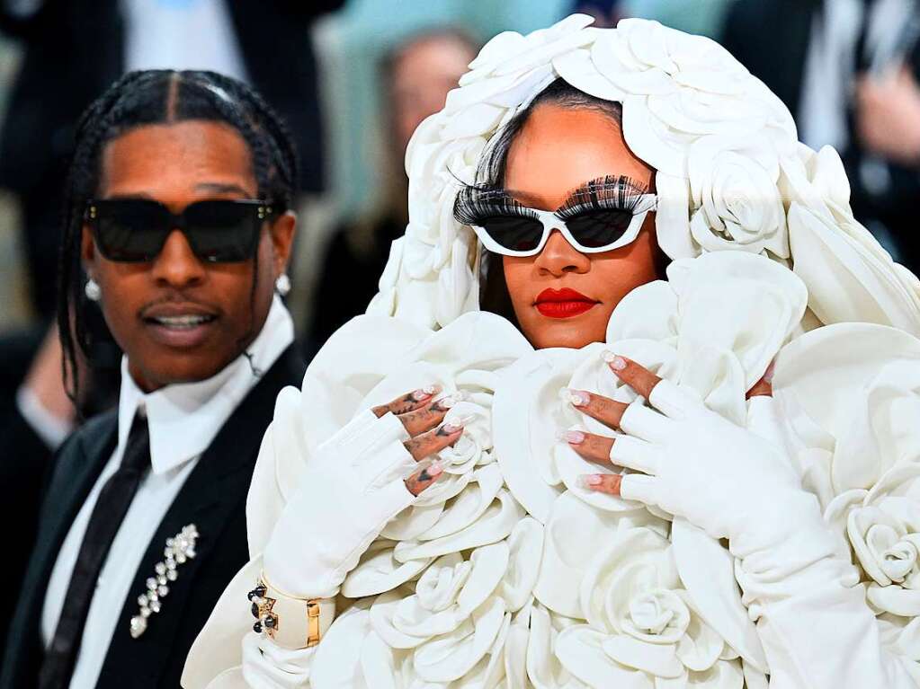 Ein Paar in schwarz-wei: A$AP Rocky und  Rihanna