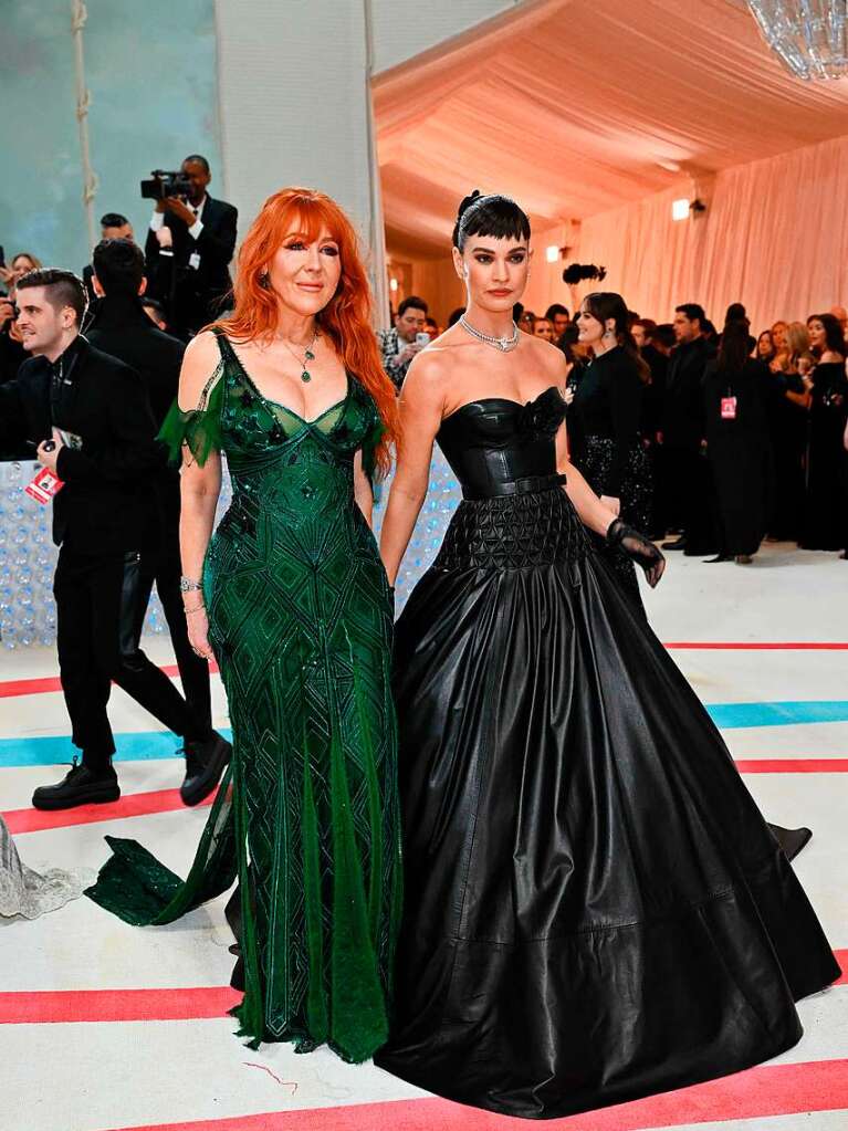 Charlotte Tilbury (links) und Lily James kommen bei der Met-Gala an.