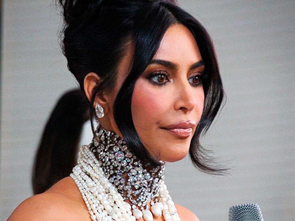 Kim Kardashian gibt bei der Ankunft zur Benefizgala Interviews.