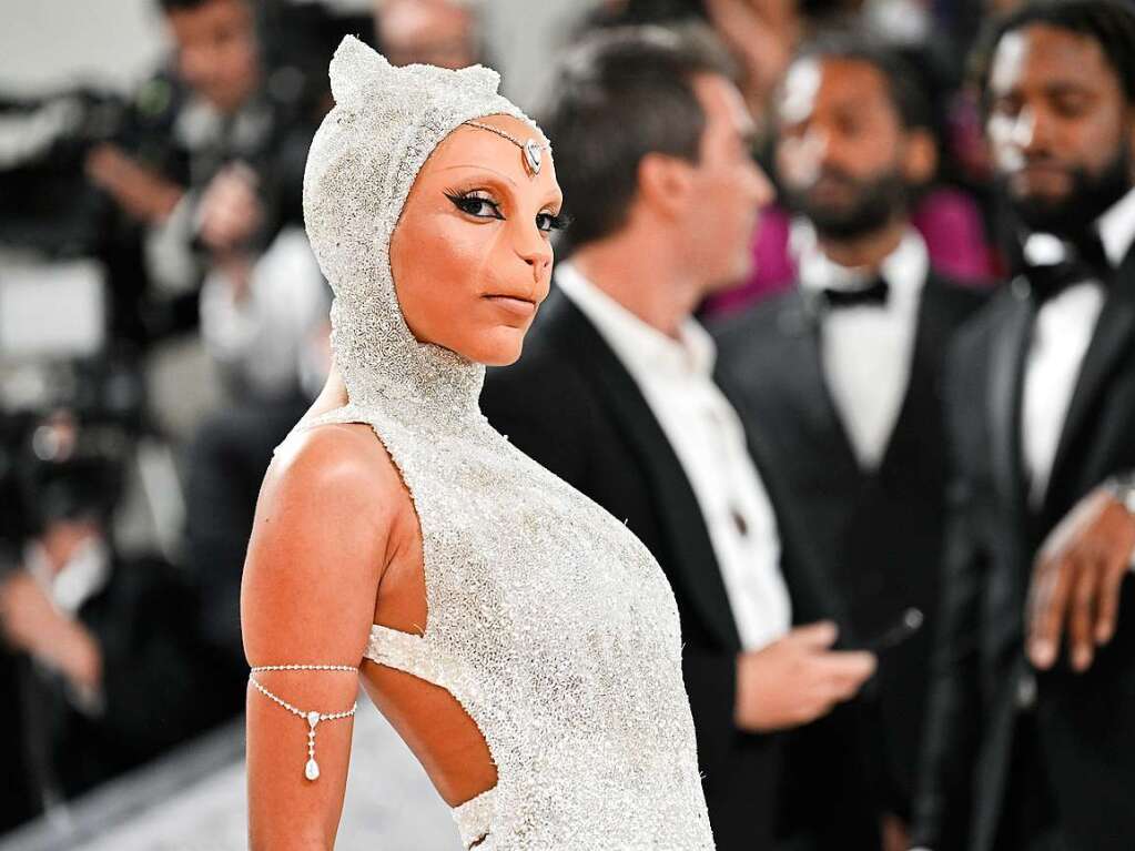 Doja Cat kommt zur Benefizgala des Costume Institute des Metropolitan Museum of Art – passend zu ihrem Namen mit Katzenohren.