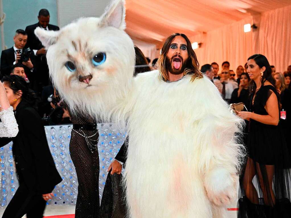 US-Schauspieler Jared Leto kommt als flauschig weie Katze zur Gala.