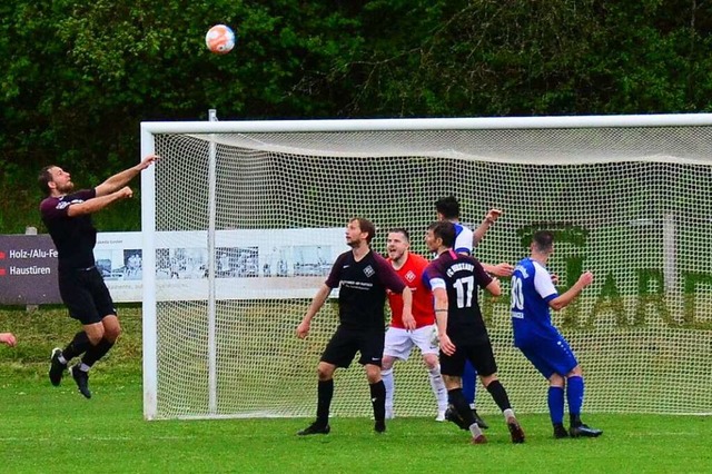 Mit vereinten Krften gelang es dem FC...rikot) in Radolfzell sauber zu halten.  | Foto: Lukas Karrer