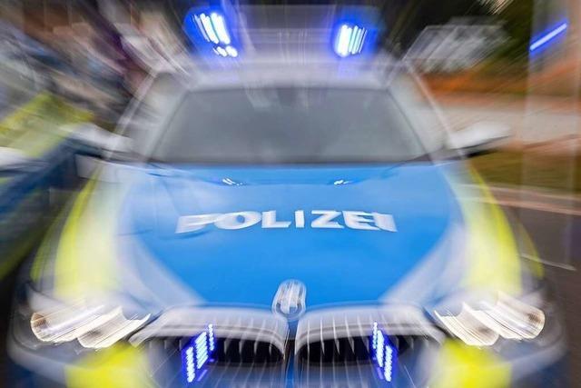 Bei einem Unfall auf der A5 bei Weil am Rhein wird eine Frau schwer verletzt