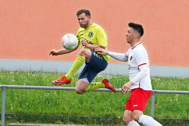 Artistisch spitzelt der Ettenheimer Fe...all am Kappeler Leon Gruninger vorbei.  | Foto: Benedikt Hecht