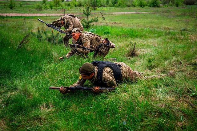 Ukrainische Soldaten bei einer bung am Montag in der Region um Kharkiv.  | Foto: DIMITAR DILKOFF (AFP)