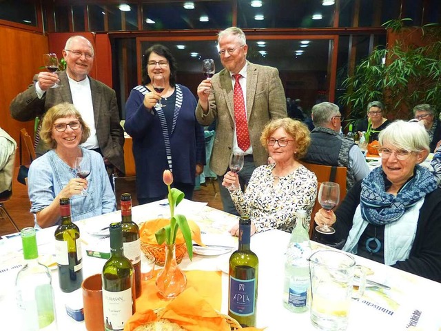 Teilnehmerinnen und Organisatoren sto...Weinprobe in Friesenheim gemeinsam an.  | Foto: Frank Leonhardt